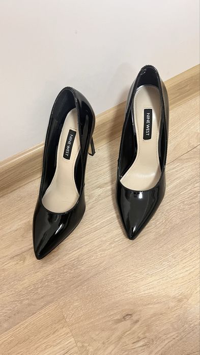 Обувки на ток Nina West