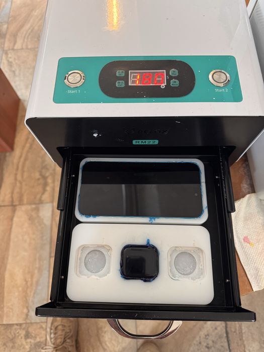 Полиране на дисплеи за iPhone и Apple Watch