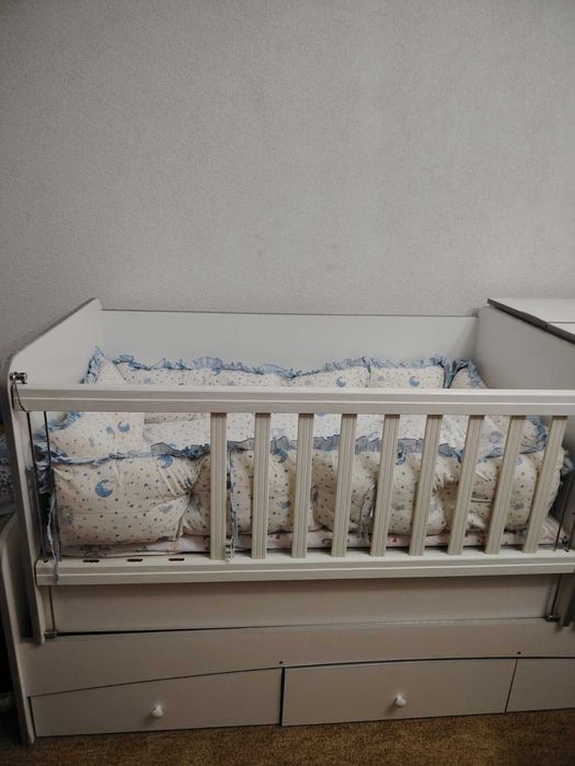 Бебешко легло с вграден скрин и чекмеджета
