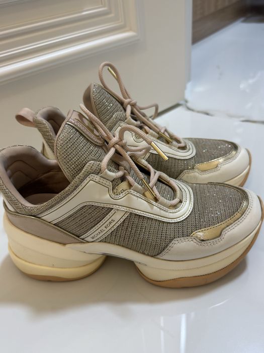 Продам женские кроссовки Michael Kors