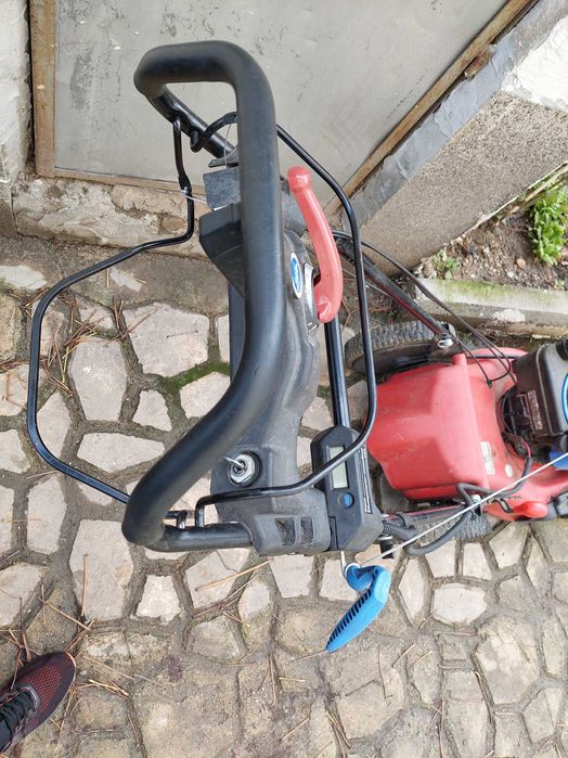 Самоходна косачка със ключ за стартер