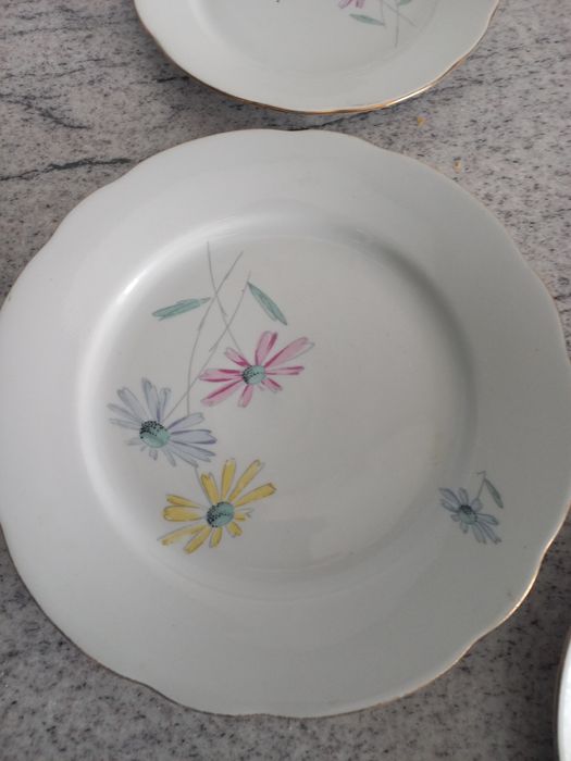 Vand un platou si 3 farfurii pentru prajituri in perfecta stare
Dimens