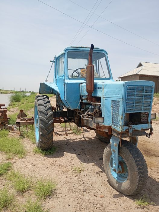 Mtz 80traktori yurib turgan traktor