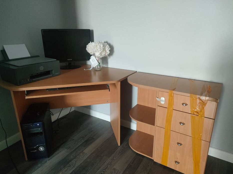 Продам компьютерный стол с тумбочкой