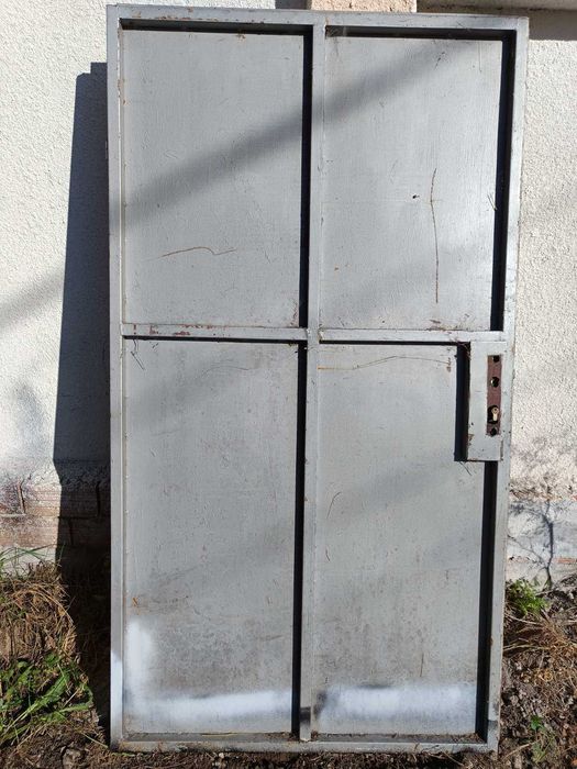 Продавам метални врати две крила за гараж