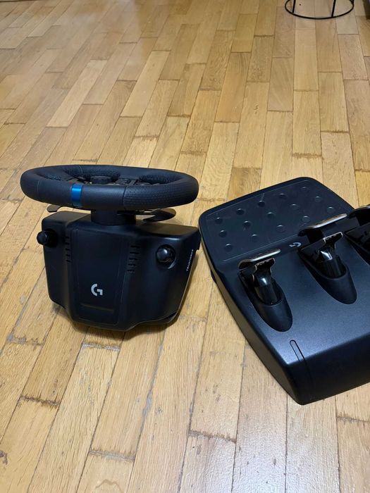 Logitech G923 Trueforce - Volan și pedale (compatibil PC / PS4 / PS5) - Stare impecabilă