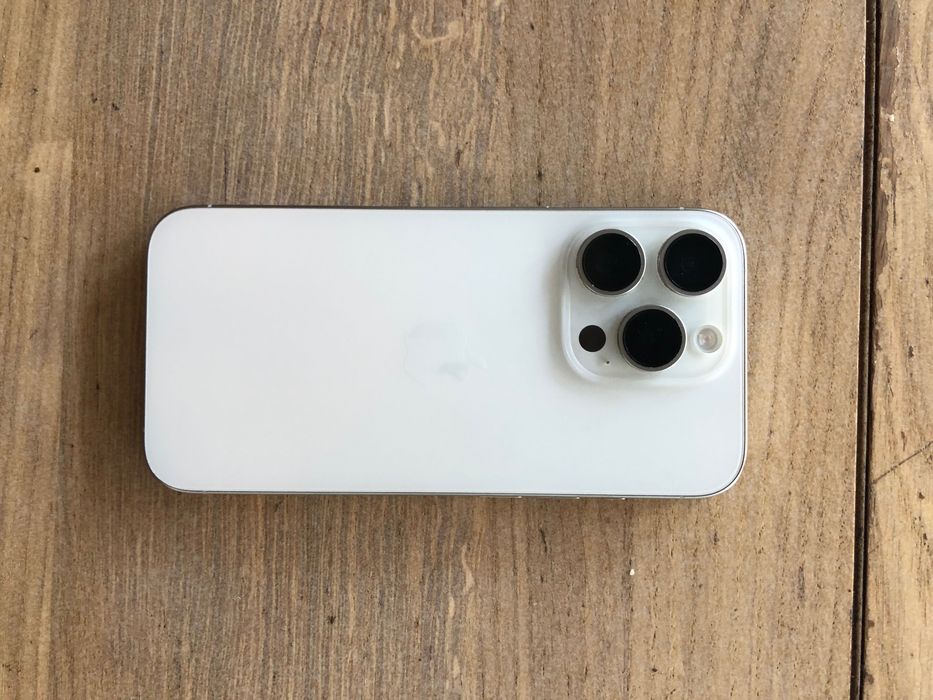 iPhone 15 pro white