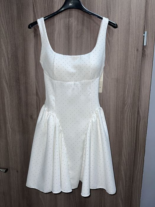 Бяла къса рокля
