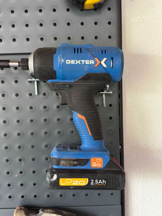 Mașină de înșurubat cu impact Dexter 20V UP20 + acumulator 2.5Ah + încărcător