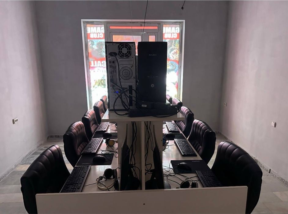 30 комплекта столы и стулья для компьютерного клуба