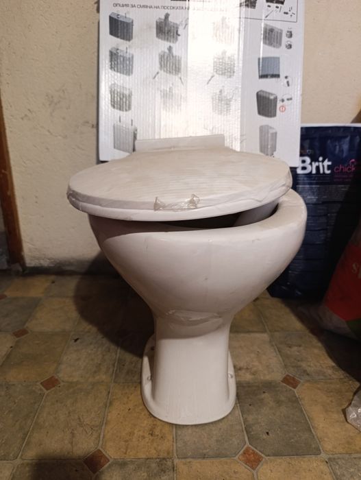 Тоалетна чиния с капак