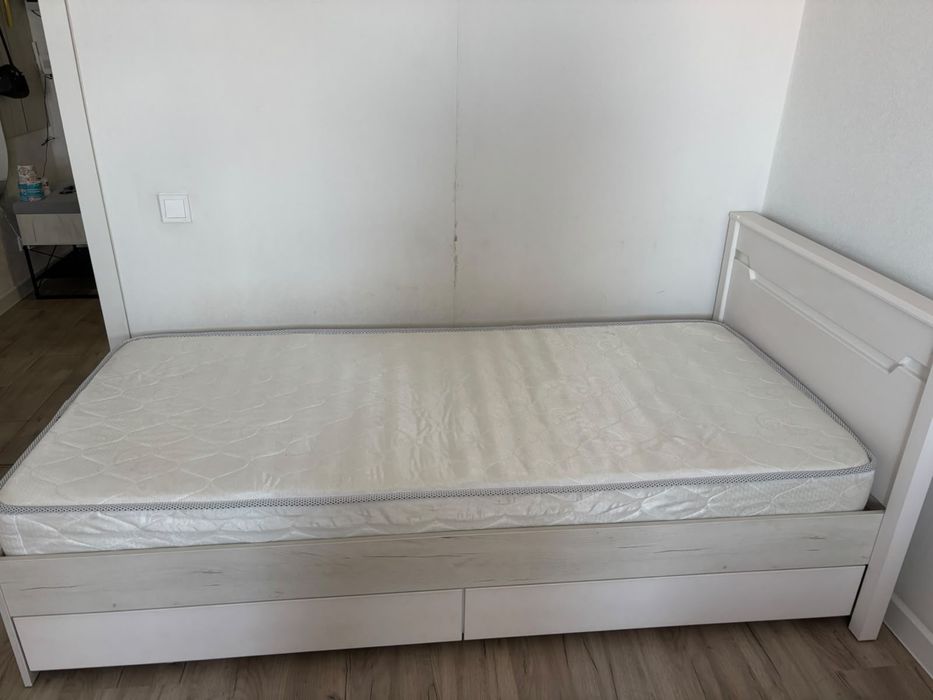 Продам стол и кровать с матрацом