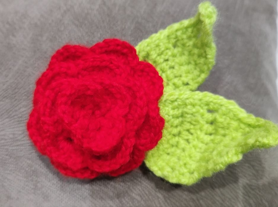 Плетени цветя на една кука,птичка с гнездо