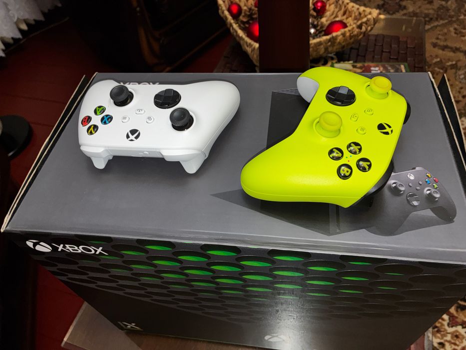 Xbox series X 1TB negru + 3 jocuri si 2 controllere