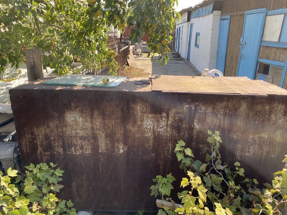 Металический бак для корм