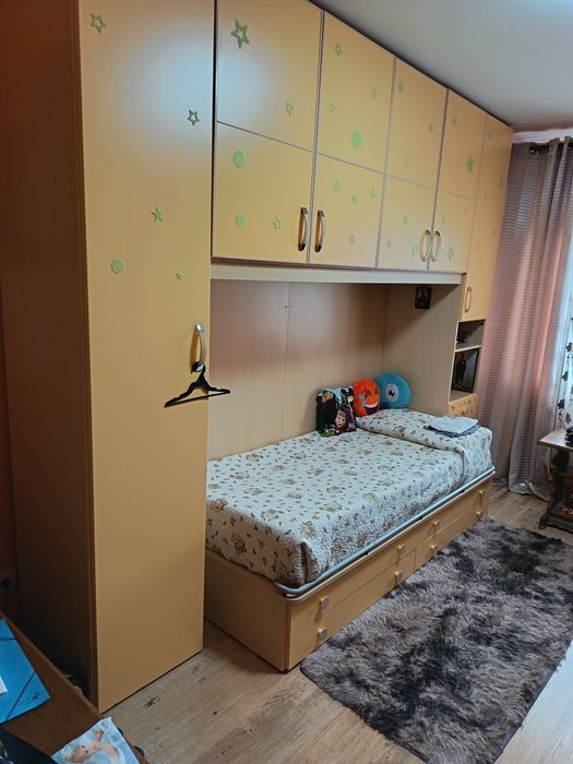 Cameră copii cu două paturi supraetajat, saltelele incluse.