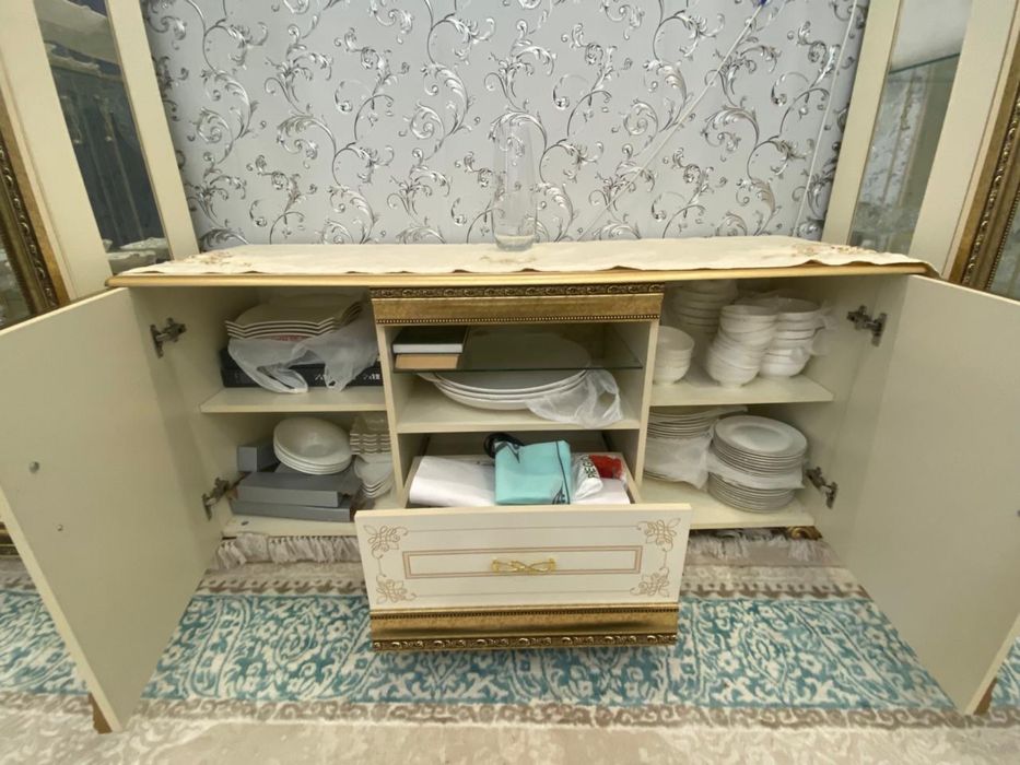 Продается сервант хорошего качества!