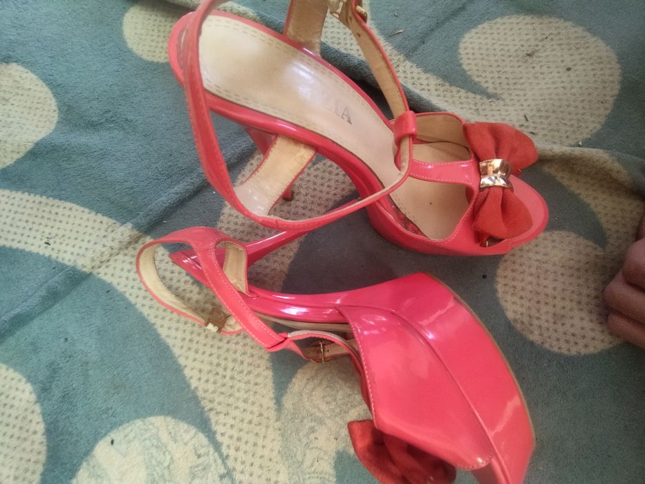 Продам туфельки на высоком каблуке