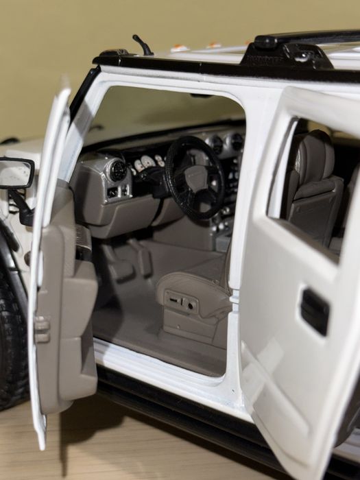 Masina Maisto Hummer H2 1:18 Diecast Model - White SUV