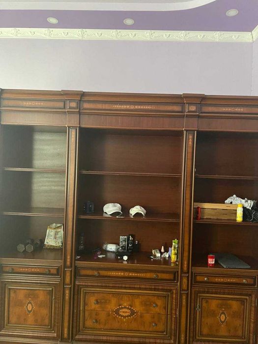 Продам классическую мебельную стенку из натурального дерева
