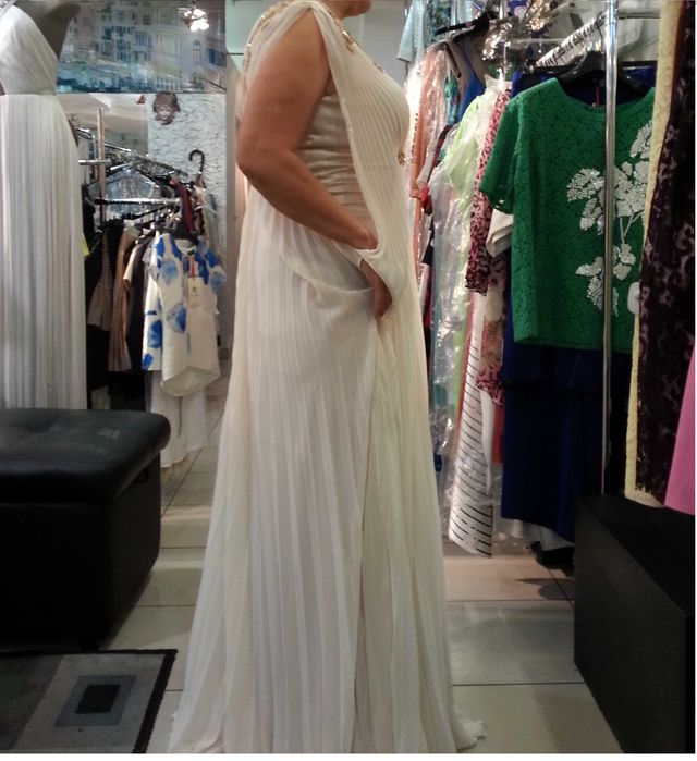 Платье вечернее, светлое.