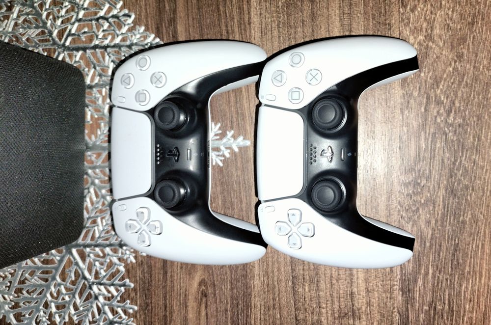 Плейстейшен 5 с двумя джойстиками