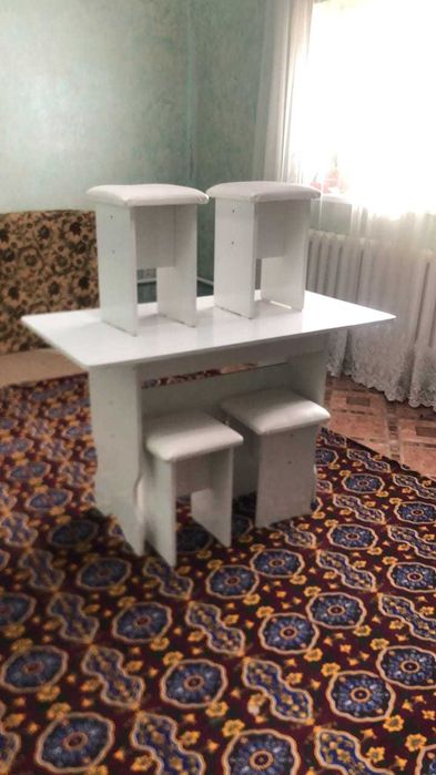Кухоннный стол и табуретки