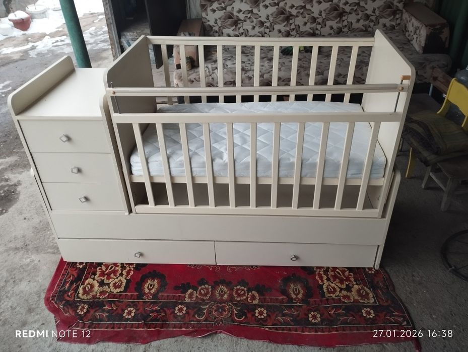 Продам детскую кровать с полками качеляй