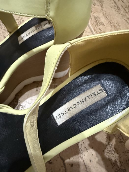 Продам босоножки