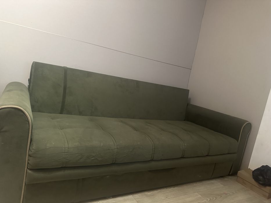 Диван раскладной . Б/у 4 года . Имеются ящики для хранения.