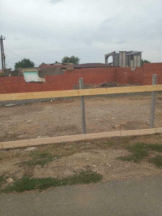 Casă în construcție și teren