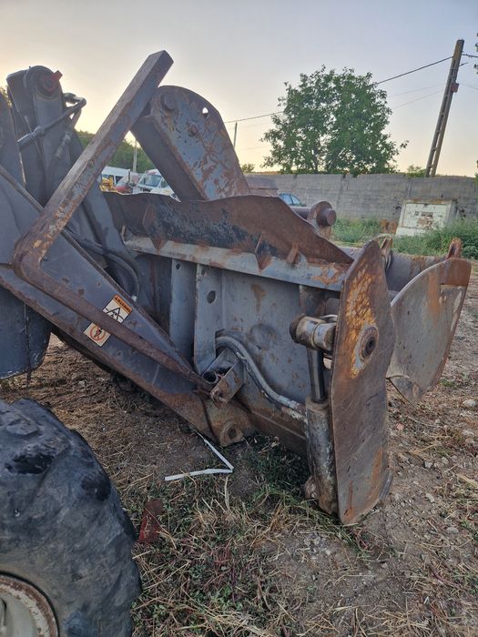 Cupă față multifuncțională Buldoexcavator Volvo BL61