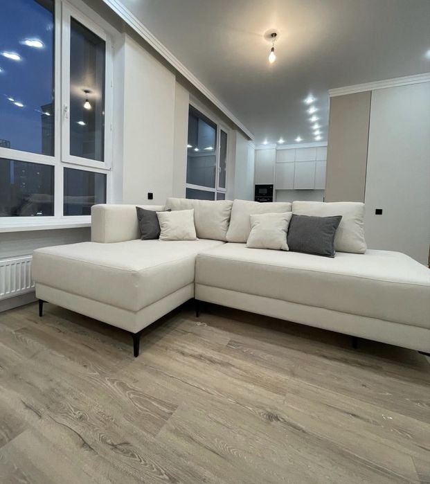 Продам трендовый  диван + пуф