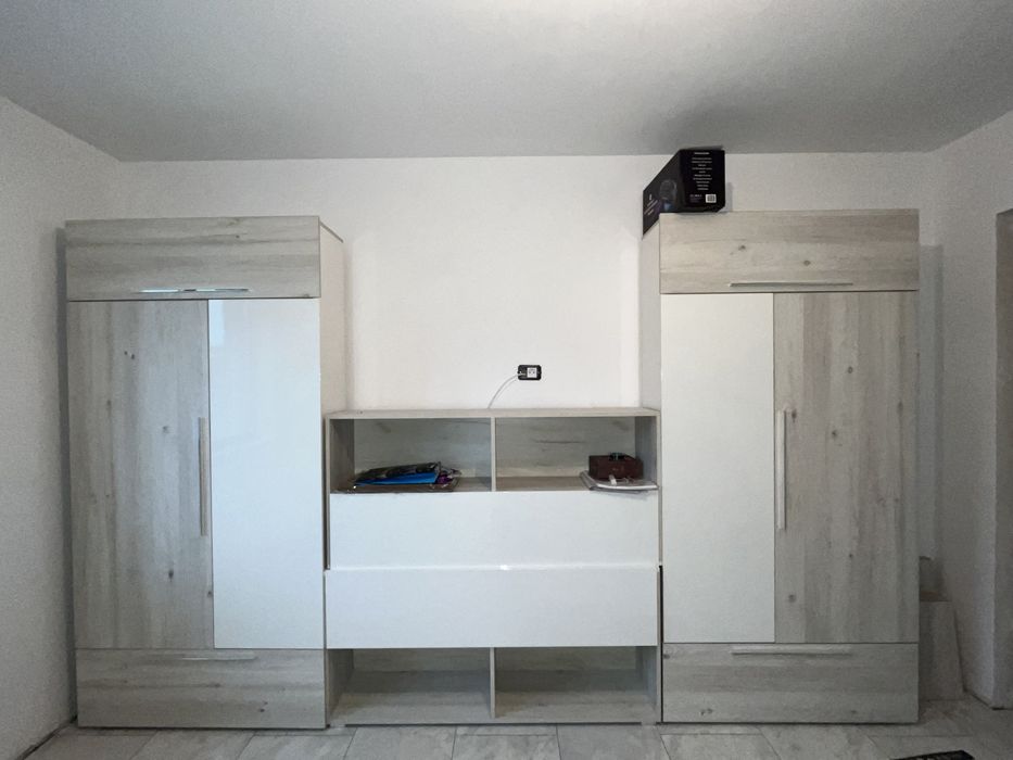 Vand mobila living