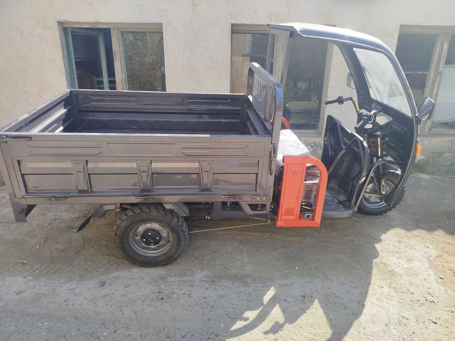 Трицикл электромотоцикл Yougo 72V 2000W до 1000 кг полукабина