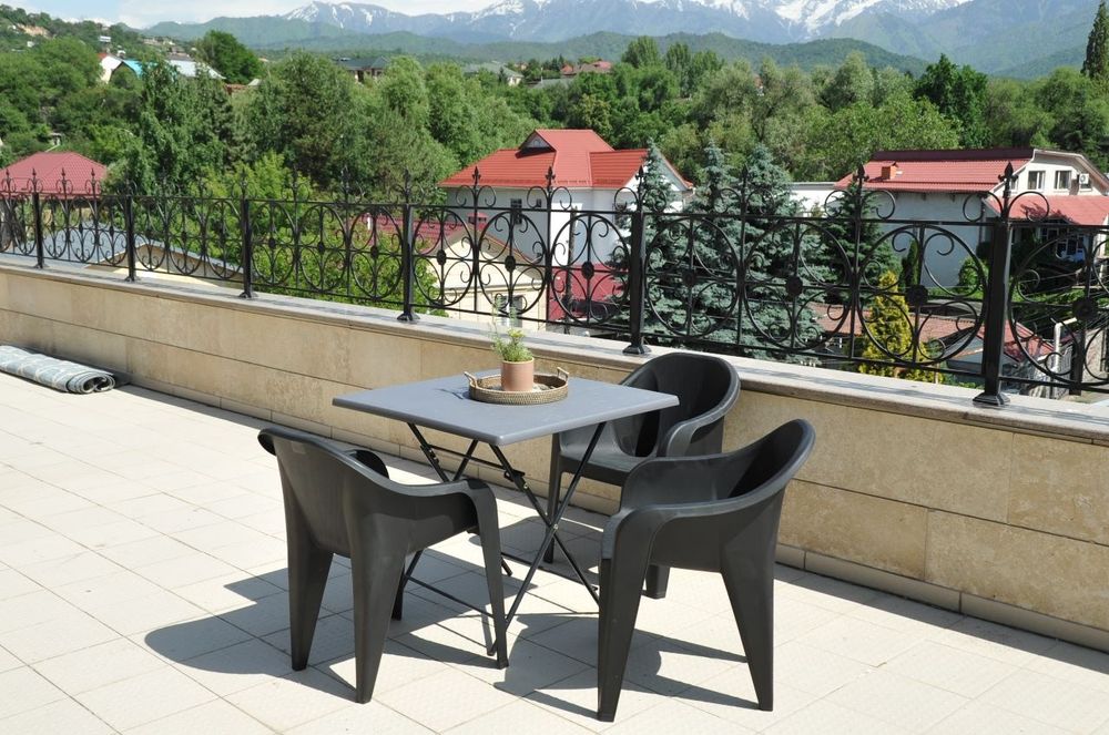 Пластиковые стулья,столы,кафе,рестораны