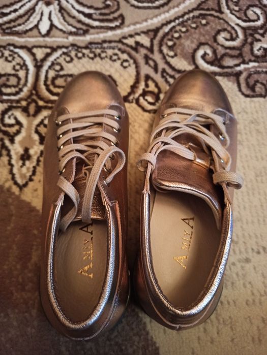 Женские кроссовки