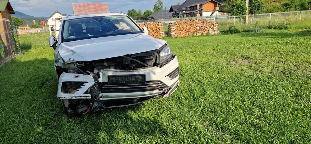 Vând volkswagen touareg 7P facelift Rline 3 litri tdi v6 webasto sirocou Panoramic jante aliaj cârlig remorcă acte la zi pe numele meu 4x4  fiscal