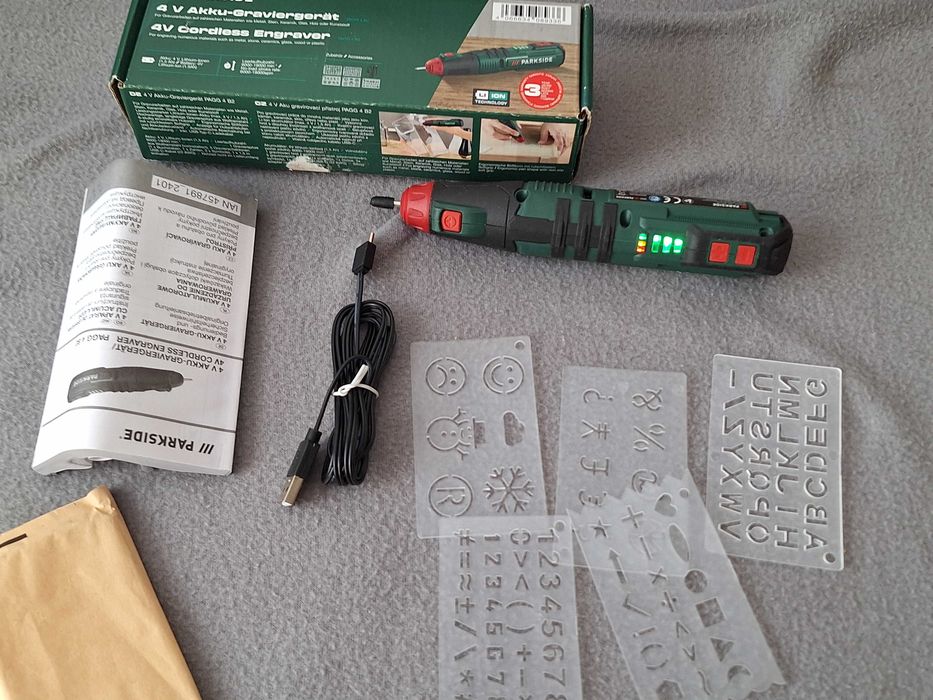 Aparat de gravură Parkside (model PAGG 4 B2), pe acumulator, destinată gravării pe  materiale precum metal, piatră, ceramică, plastic, sticlă și lemn
