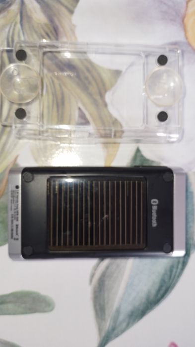 Auto KIT  LG HFB-500, un kit auto hands-free cu Bluetooth și încărcare solară. Acesta include un panou solar pe partea frontală