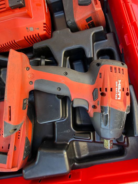 Hilti винтоверт SF 6-A22 + гайковерт SIW 6AT-A22 + 6 батерии и лампи