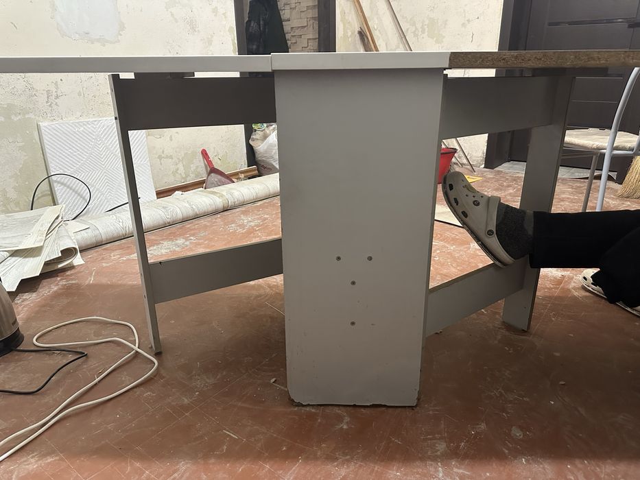 Продаю стол книжку