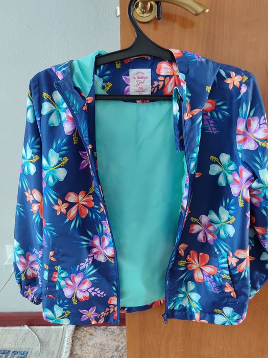 Продам ветровку для девочки .На 11-12 лет.