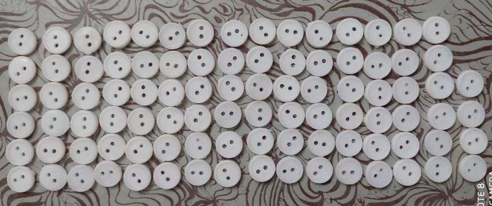 Пуговицы белые, серые, розовые, чёрные