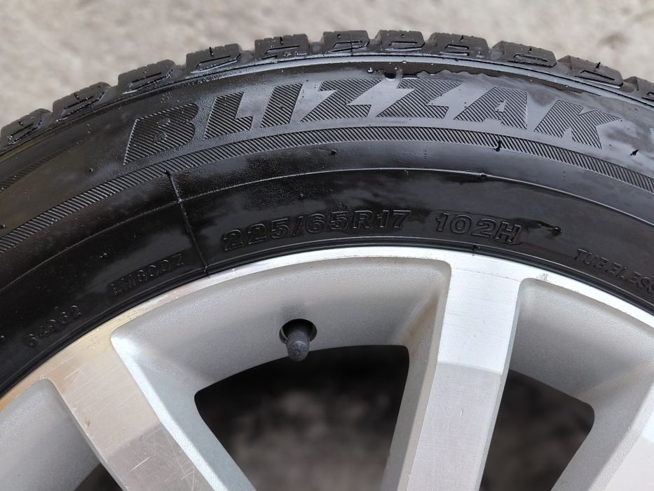 Vand Jenti originale Suzuki Grand Vitara  plus Cauciucuri 225 /65r16 de iarna m/s
Jentile arata foarte bine fără defecte 
Se pot vede