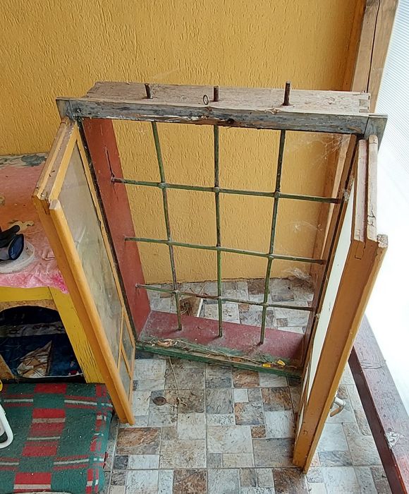 Fereastră veche cu grilaj, provine de la o casă veche