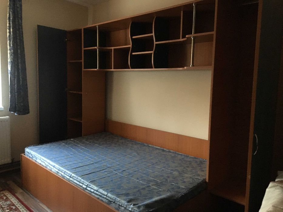 Vand mobila de dormitor pentru tineret