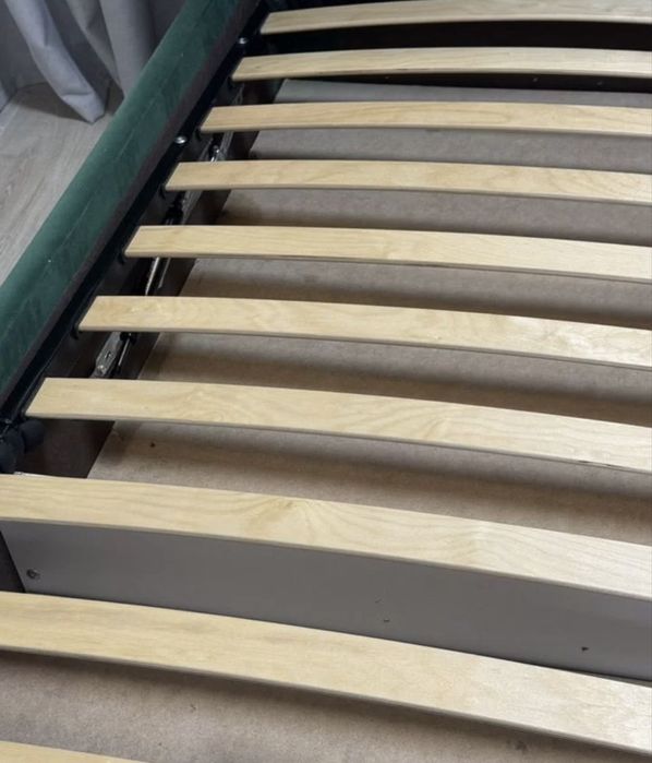 Кровать двуспальная с матрасом