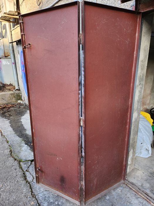 Гаражна Врата - Масивна Желязна Врата