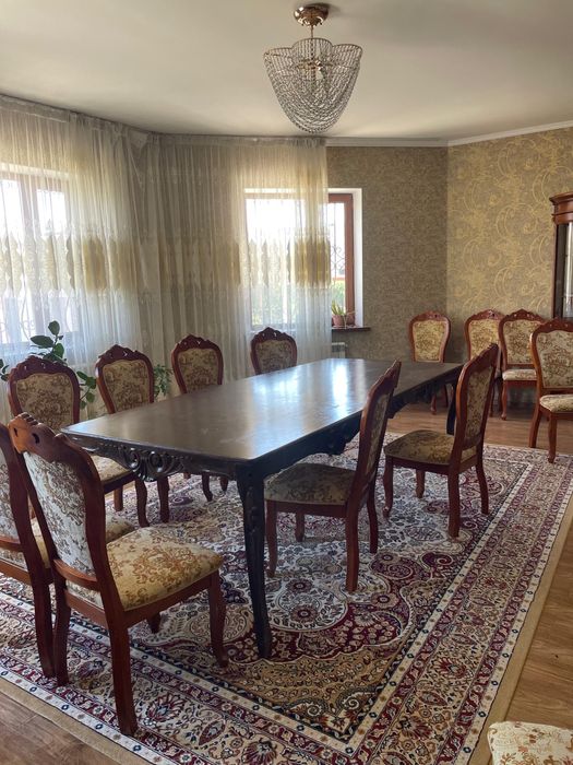 Продам стол и 24 стулья
